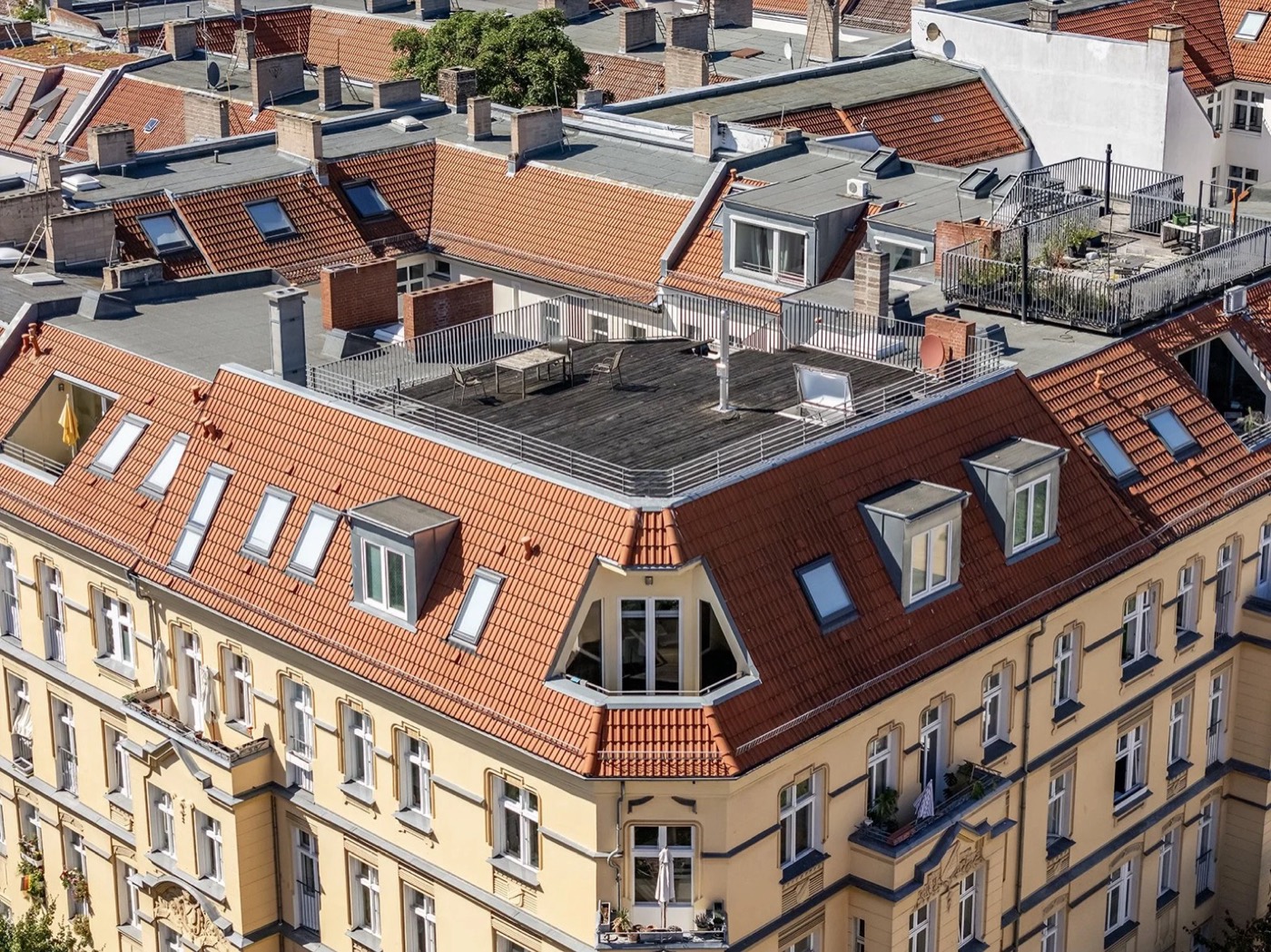 Luftbild eines Altbaus mit Penthouse und Dachterrasse in Prenzlauer Berg