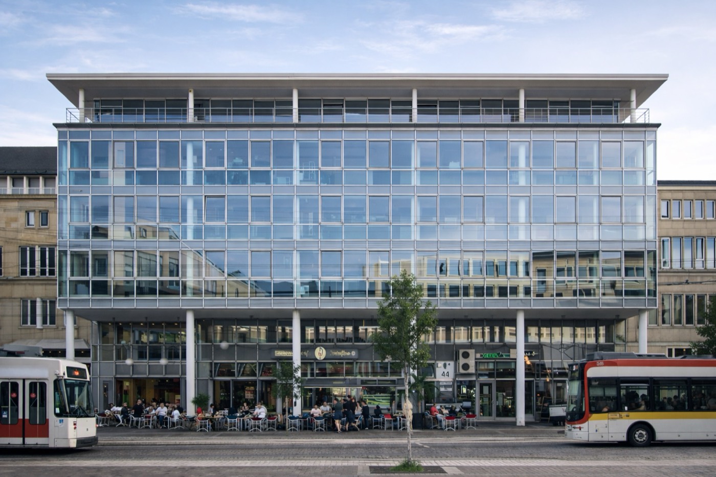 Bürogebäude mit Glasfassade